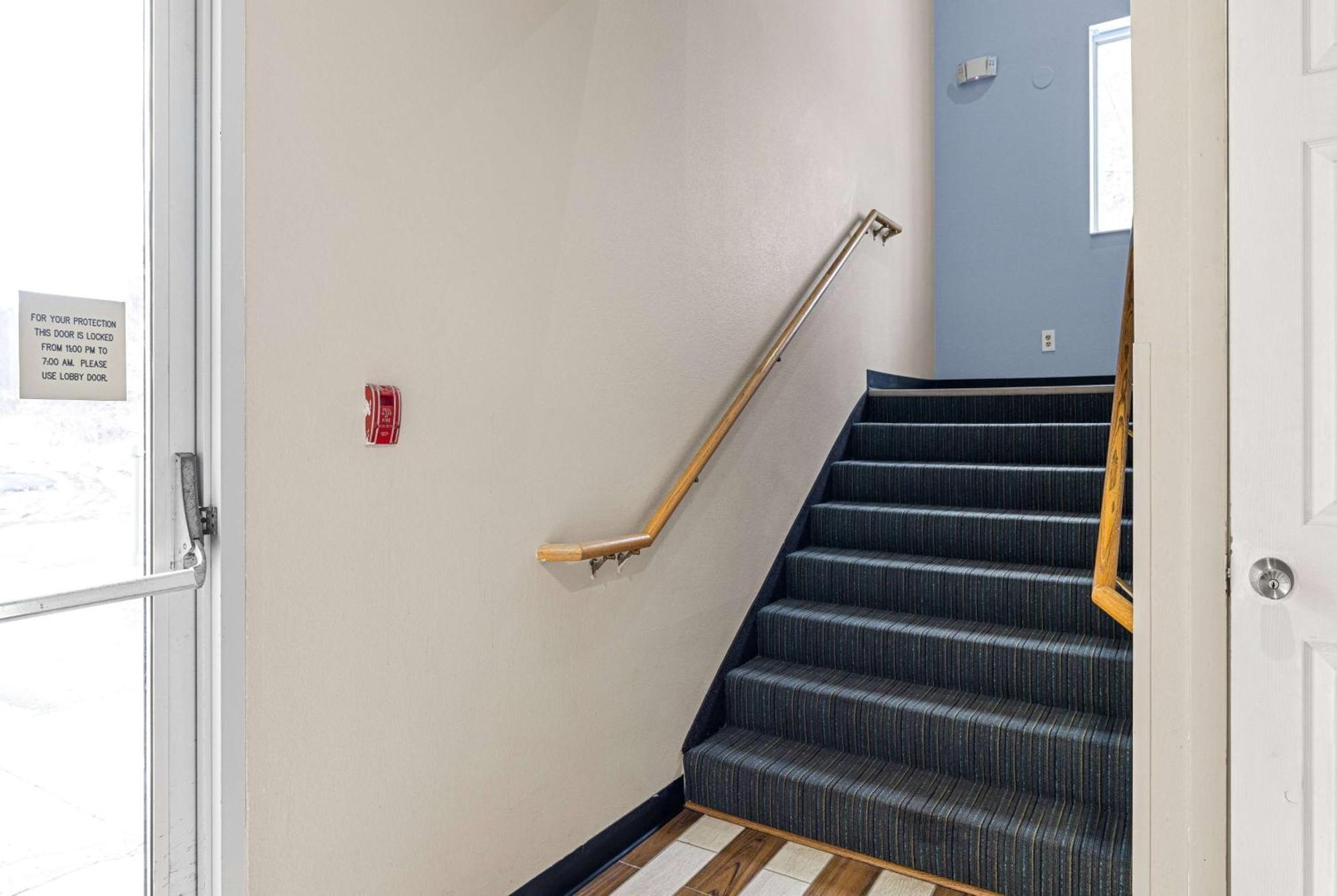 Super 8 By Wyndham Pittsburgh/Monroeville Exterior photo